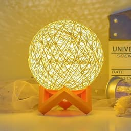 Rotan bal nachtlampje met verstelbare helderheid en warm geel licht, ideaal als sfeervolle slaapkamerdecoratie voor een gezellige en rustgevende ambiance — thumbnail 3