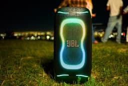 JBL PartyBox 130 - NIEUW - Draadloze Bluetooth Party Speaker - Opvouwbare Handgreep - Spatwaterdicht - LED verlichting - 15 uur - Wit — thumbnail 4