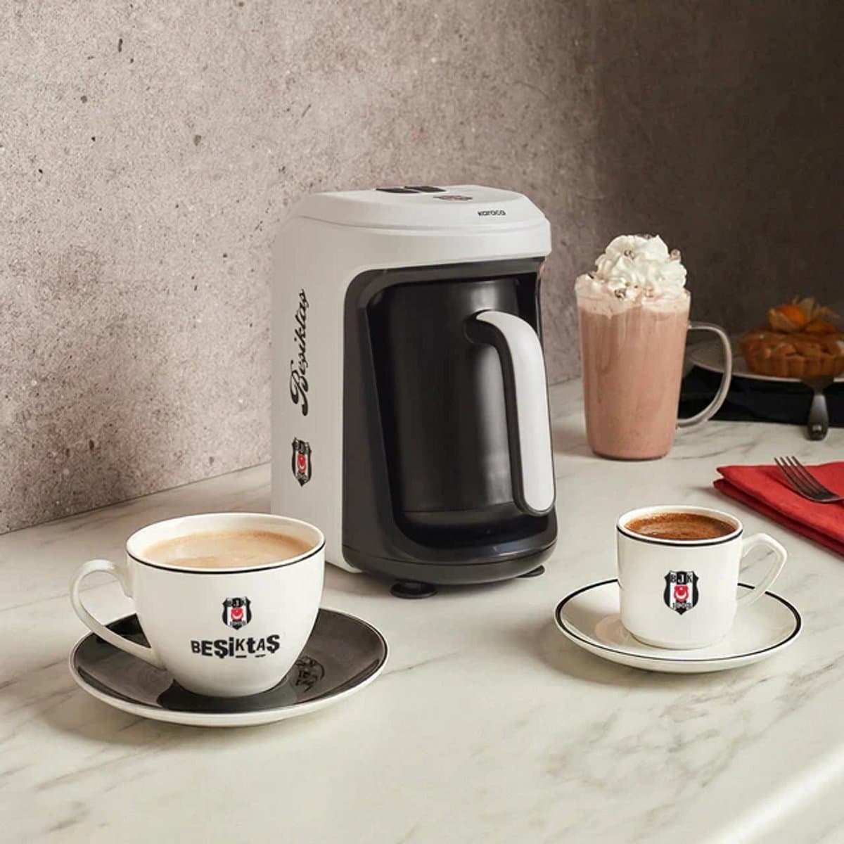 Karaca x Beşiktaş Gelicentieerde Hatır Hüps Turkse Koffiemachine met Melkfunctie en Clublied — afbeelding 1
