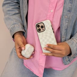 xoxo Wildhearts hoesje geschikt voor AirPods 4 - Pretty Pistache - Ook als telefoonhoesje verkrijgbaar - schokbestendige case - koptelefoonhoesje - Matte afwerking - Beschermhoes met golvende blokjes - Golven - Groen — thumbnail 3
