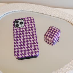 xoxo Wildhearts hoesje geschikt voor Airpods 1/2 - When In Paris - Ook als telefoonhoesje verkrijgbaar - schokbestendige case geschikt voor Airpod 1 en 2 - koptelefoon case - Geruit / geblokt hoesje - Kleurrijke case - paars / beige — thumbnail 2