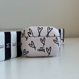 xoxo Wildhearts hoesje geschikt voor AirPods 4 - All Yours - Ook als telefoonhoesje verkrijgbaar - schokbestendige case - koptelefoonhoesje - Matte afwerking - Beschermhoes met hartjesprint - hartjes - Beige - Zwart — thumbnail 2