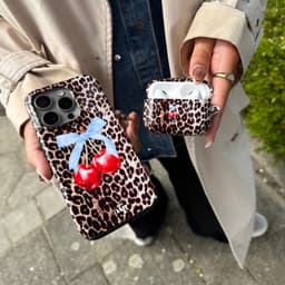 xoxo Wildhearts hoesje geschikt voor AirPods 4 - Berry Wild - Ook als telefoonhoesje verkrijgbaar - schokbestendige case - koptelefoonhoes - Beschermhoes met met tijgerprint / luipaardprint - kers print - dierenprint hoesje - kersen - panterprint — thumbnail 3
