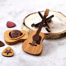 Houten Gitaar Plectrumdoos – Uniek Cadeau voor Gitaristen – Gitaarvormig Bewaardoosje – 12cm – Houtkleur — thumbnail 1