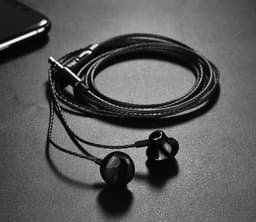Earpods - Bedrade oortjes - In Ear Oordopjes - Oortjes met Draad en Microfoon - Extra Bass - 3,5mm Jack Aansluiting - 120cm kabel - Zwart — thumbnail 4