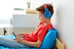 PowerLocus P1 Kids Kinder Koptelefoon Draadloos - Koptelefoon voor kinderen - Veilig volume van 85 dB - Bluetooth Hoofdtelefoon - Met microfoon - incl. Premium Case - Blauw/Rood — thumbnail 4