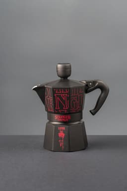 Bialetti Stranger Things - Percolator - Moka Express 3 kops - Aluminium - Met Stranger things sound effect — thumbnail 5