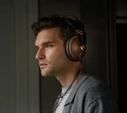 Meze Audio 99 Classics 2nd GEN Bedrade Over-Ear Koptelefoon - Walnoot — thumbnail 3