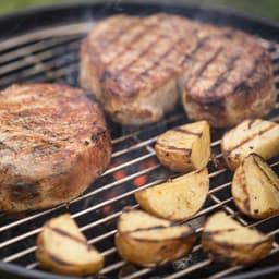 Weber Smokey Joe® Premium - Ø 37 cm Grillrooster - Houtskoolbarbecue - Smoke Grey - Tuck-N-Carry Dekselvergrendeling - Gesloten ketel voor asopvang - Ventilatierooster in deksel - Stabiel frame met 3 poten - Draagbeugel — thumbnail 2