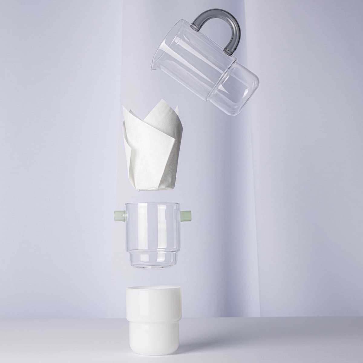 Slow Coffee / Drip Koffie Maker. Stapel glazen van Maarten Baptist vier glazen + koffie filter houder en 100 papiere koffie fiters en een borosilicaat glazen kannetje. — afbeelding 1