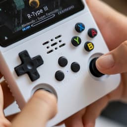 R36S Retro Handheld Videogameconsole 64GB Wit - Meer dan 15.000 spellen - Zakformaat - Dubbele 3D-joystickbesturing - 3,5 inch IPS-scherm · 640×480 — thumbnail 3