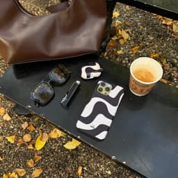 xoxo Wildhearts hoesje geschikt voor Airpods Pro 1 / Pro 2 - Ride With Me - Ook als telefoonhoesje verkrijgbaar - schokbestendige case geschikt voor Airpod Pro (2) - koptelefoon case - Beschermhoes met golvende print - golven - zwart / beige — thumbnail 3