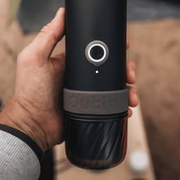 OutIn Mino Draagbare Espresso Machine Elektrisch | USB Oplaadbaar | Voor Onderweg En Reizen | Geschikt Voor Cups En Gemalen Koffie | Compact En Oplaadbaar Koffieapparaat — thumbnail 2
