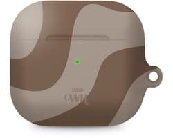 xoxo Wildhearts hoesje geschikt voor AirPods 4 - Ride With Me Brown - Ook als telefoonhoesje verkrijgbaar - schokbestendige case - koptelefoonhoes - Beschermhoes met met golvende print - golven - beige / bruin