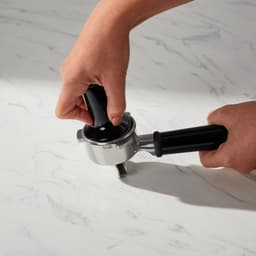 KitchenAid Halfautomatische Espressomachine - Ingebouwde koffiemolen, kantelbaar stoompijpje, 15 bar pomp en drukmeter - Porcelain White — thumbnail 4