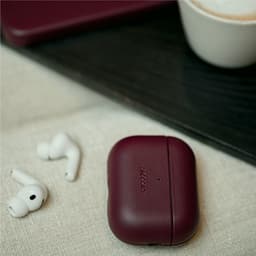 DECODED Leren Hoesje voor AirPods Pro 3 - Airpods Pro 3 Case - Premium ECCO-leer - Geschikt voor Magsafe - Draadloos Oplaadbaar - Indicatie Lampje - Krasbestendig - Burgundy Rood — thumbnail 3