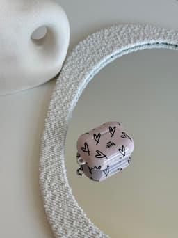 xoxo Wildhearts hoesje geschikt voor AirPods Pro 2 - All Yours - Matte - Ook als telefoonhoesje verkrijgbaar - schokbestendige case - koptelefoon hoesje - Mat - Beschermhoes met hartjesprint - hartjes - Beige - Zwart — thumbnail 5