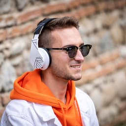 PowerLocus P2 - Draadloze Over-Ear Koptelefoon Inklapbaar - Bluetooth Hoofdtelefoon - Met microfoon – Headphone - Micro SD mode – Incl. Carry Case - Zwart/Wit — thumbnail 5