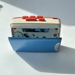 Retro Cassettespeler - 12x9x4cm - Draagbare Walkman met FM Radio & Opnamefunctie - Inclusief Oortjes - USB & Batterij Voeding - Ideaal Cadeau voor Muziekliefhebbers - Oranje — thumbnail 3