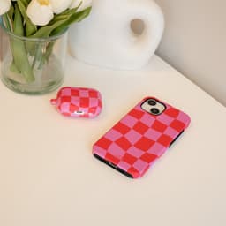xoxo Wildhearts hoesje geschikt voor Airpods Pro 1 / Pro 2 - Drunk In Love - Ook als telefoonhoesje verkrijgbaar - schokbestendige case geschikt voor Airpod Pro (2) - koptelefoon case - Beschermhoes met print - golvende blokjes - roze / rood — thumbnail 4