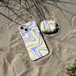 xoxo Wildhearts hoesje geschikt voor Airpods Pro 1 / Pro 2 - Sunny Side Up - Ook als telefoonhoesje verkrijgbaar - schokbestendige case geschikt voor Airpod Pro (2) - koptelefoon case - Beschermhoes met golvende print - golven - geel / paars — thumbnail 3