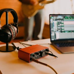 Focusrite Scarlett Solo Studio 4th Gen - Complete Opnameset voor Songwriter - Interface + CM25 MkIII Microfoon + HP60 MkIII Hoofdtelefoon — thumbnail 3