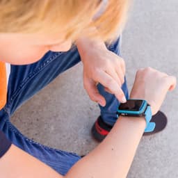 One2track Connect UP blauw | GPS horloge voor kinderen | Bekijk de locatie van je kind. Stel veilige zones in. En videobellen met de leukste smartwatch voor kinderen — thumbnail 3