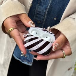 xoxo Wildhearts hoesje geschikt voor AirPods Pro 2 - Optical Illusion - Ook als telefoonhoesje verkrijgbaar - schokbestendige case - koptelefoonhoes - Beschermhoes met met golvende print - golven - zwart / beige — thumbnail 4