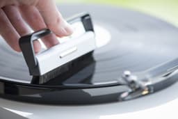 Pro-Ject Brush-it Record Brush - Grondige Vinylreiniging - Onmisbaar Voor Iedere Platenspeler - Antistatisch & Veilig - Zilver — thumbnail 4