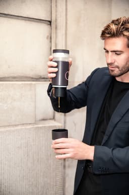 Mugshott - Slim Draagbaar koffiezetapparaat - Werkt met Gemalen koffie & Capsules - Bestuurbaar met Mobiele App, Instelbare Temperatuur, Pomppatroon & Koffiegrootte- 120 ml Reservoir - 18 Bar - Ontworpen in Nederland - 12 Volt Reiskoffiezetapparaat — thumbnail 5