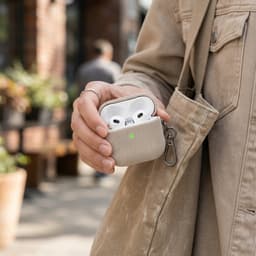 Luxe geribd hoesje voor oordopjes – Vertical Stripe design met sleutelhaak, geschikt voor AirPods 4 (Grijs) — thumbnail 5