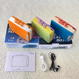 Retro Cassettespeler - 12x9x4cm - Draagbare Walkman met FM Radio & Opnamefunctie - Inclusief Oortjes - USB & Batterij Voeding - Ideaal Cadeau voor Muziekliefhebbers - Oranje — thumbnail 4