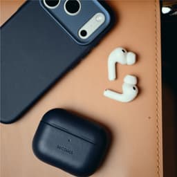 DECODED Leren Hoesje voor AirPods Pro 3 - Airpods Pro 3 Case - Premium ECCO-leer - Geschikt voor Magsafe - Draadloos Oplaadbaar - Indicatie Lampje - Krasbestendig - Blauw — thumbnail 3