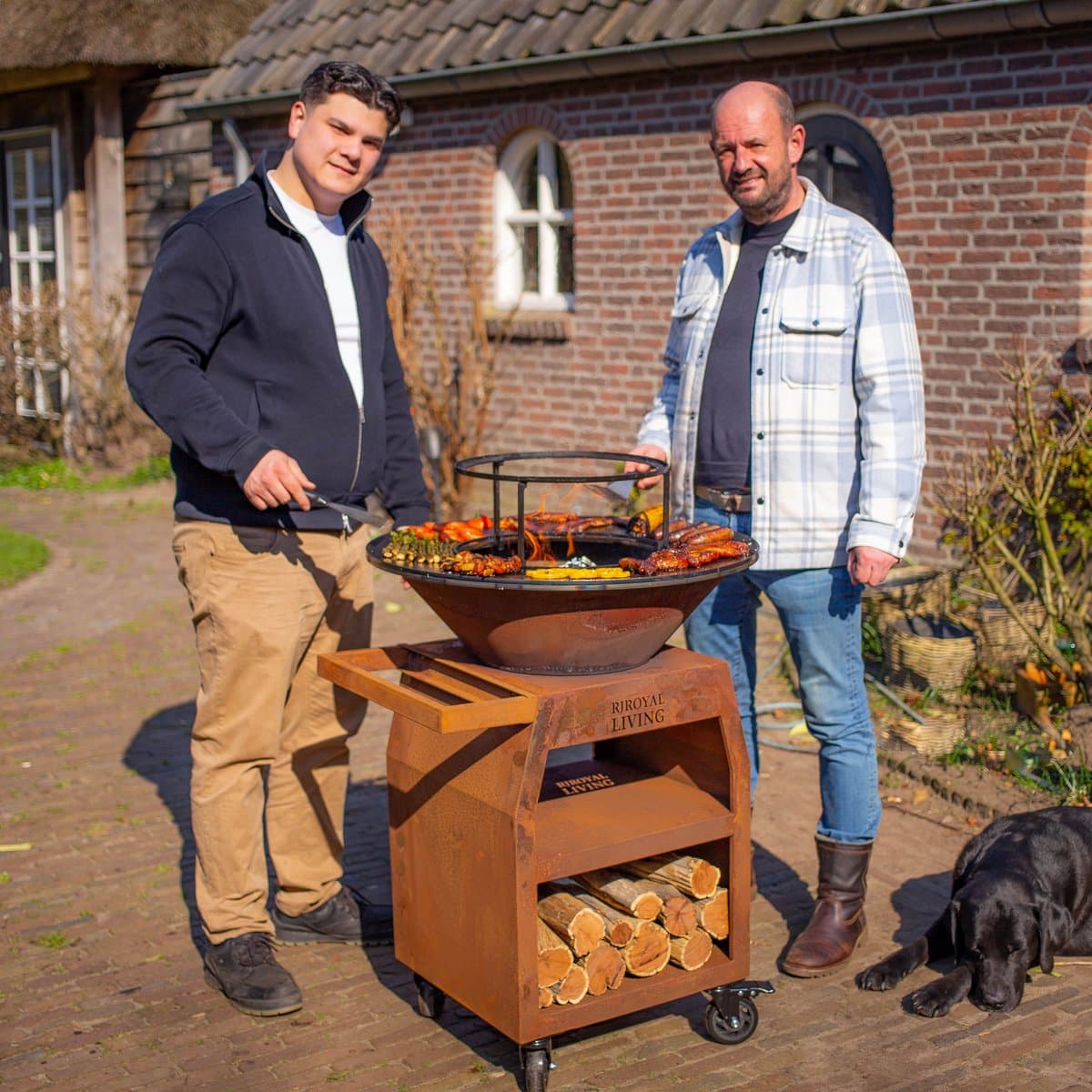 RJRoyal Living BBQ Plancha Grill Maestro Ø70cm Cortenstaal - Met Grote wielen en houtopslag vuurschaal — afbeelding 1