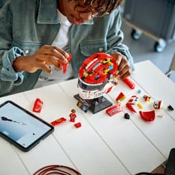 LEGO Editions - Scuderia Ferrari HP helm van Charles Leclerc Constructiespeelgoed — thumbnail 5