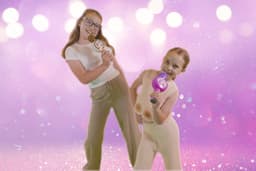Squishmallows - Lola - draadloze karaoke microfoon voor kinderen - oplichtend LED display - speaker - stemvervorming — thumbnail 3
