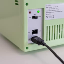 Mini Koelkast 4L (Groen) – Skincare & Cosmetische Koelkast – Warm & Koud – 12V/220V – Compacte Minikoelkast voor Slaapkamer, Auto & Bureau — thumbnail 3