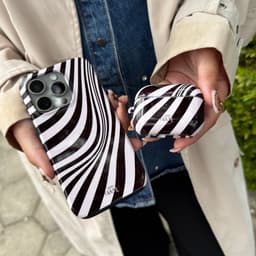 xoxo Wildhearts hoesje geschikt voor AirPods Pro 2 - Optical Illusion - Ook als telefoonhoesje verkrijgbaar - schokbestendige case - koptelefoonhoes - Beschermhoes met met golvende print - golven - zwart / beige — thumbnail 3