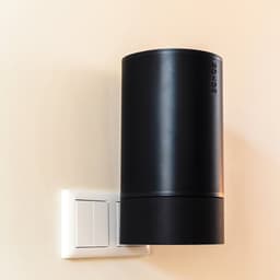 Muurbeugel geschikt voor Sonos Era 100 - Standaard geschikt voor Sonos Era 100 - Stopcontact Houder - Zonder boren - Kabelvrij & Stevig - Zwart — thumbnail 5