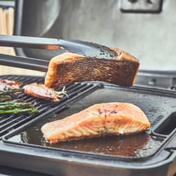 Gietijzeren omkeerbare BURNHARD® bakplaat, geëmailleerd, optimale warmteverdeling, vetafvoer, voor gasbarbecues, compatibel met EARL, FRED, WAYNE – BBQ grillplaat — thumbnail 3