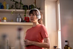 PHILIPS TAH4209WT Lightweight On Ear draadloze Bluetooth Headphones met Passive Noise Isolation - 55 uur afspeeltijd, natuurlijk geluid, heldere gesprekken, Dynamic Bass, 2 uur USB-laden - Wit — thumbnail 3