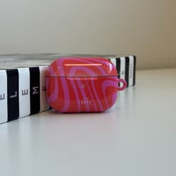xoxo Wildhearts hoesje geschikt voor AirPods 4 - Berry Much - Ook als telefoonhoesje verkrijgbaar - schokbestendige case - koptelefoonhoesje - Glimmende afwerking - Beschermhoes met golvende print - golven - Rood - Roze — thumbnail 2