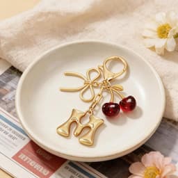 Charme, rode Kersen Sleutelhanger Met M Letter, Designer Tashanger, Leuk Hanger Accessoire, Handtashanger Voor Dames — thumbnail 5