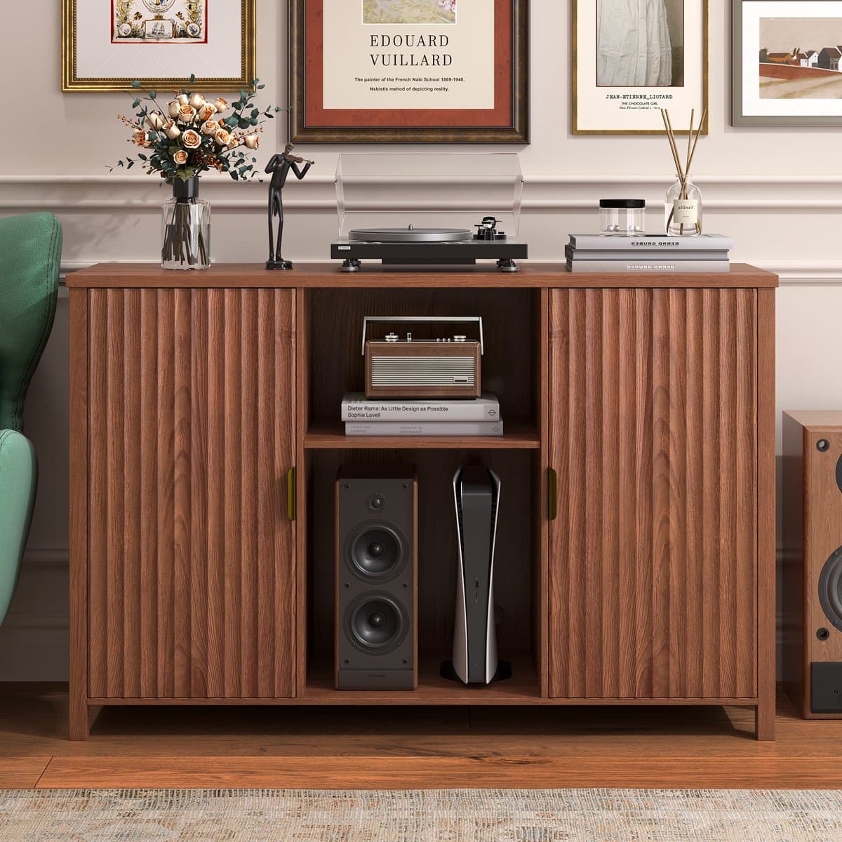 BROTTAR 47,2" platenspelermeubel bruin met geribbelde deuren, vinylplatenkast voor 7"/10"/12" LP's, 16 opbergvakken, stofvrije opberging, mid-century design voor woonkamer en muziekhoek — afbeelding 1