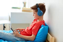 PowerLocus P1 Kids Kinder Koptelefoon Draadloos - Koptelefoon voor kinderen - Veilig volume van 85 dB - Bluetooth Hoofdtelefoon - Met microfoon - incl. Premium Case - Blauw/Zwart — thumbnail 2