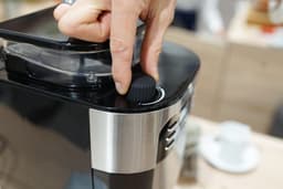 Severin KA 4810 Filter Koffiezetapparaat met bonenmaler - Glazen kan - Aromaselectie - Timerfunctie - Zwart / Rvs — thumbnail 4