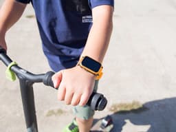 One2track Connect UP oranje | GPS horloge voor kinderen | Bekijk de locatie van je kind. Stel veilige zones in. En videobellen met de leukste smartwatch voor kinderen — thumbnail 3