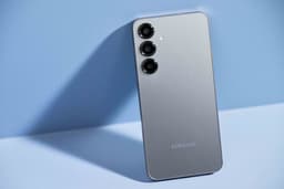 Samsung Galaxy S25 5G - 256GB - Silver Shadow + Galaxy Buds3 Pro — thumbnail 3