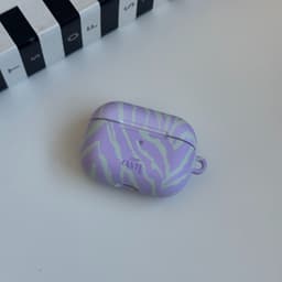 xoxo Wildhearts hoesje geschikt voor AirPods 4 - Main Character - Ook als telefoonhoesje verkrijgbaar - schokbestendige case - koptelefoonhoesje - Matte afwerking - Beschermhoes met zebraprint - dierenprint hoesje - Paars - Groen — thumbnail 2
