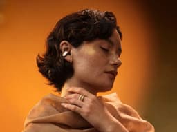 BOSE Ultra Open Open-ear Draadloze oordopjes met Ruisonderdrukking Desert Gold — thumbnail 5